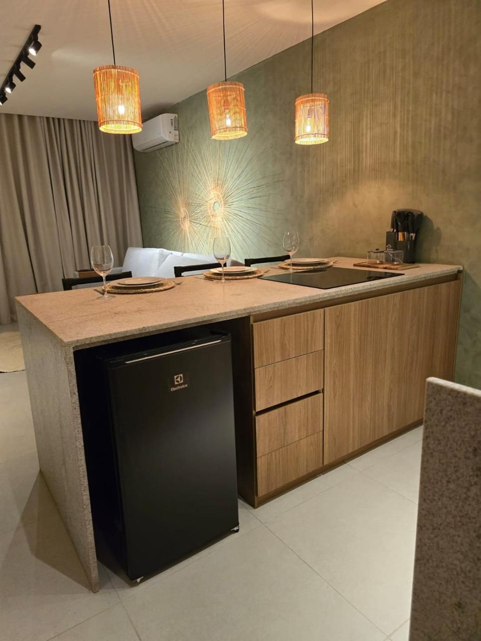 Kitchen or kitchenette, minibar, stove