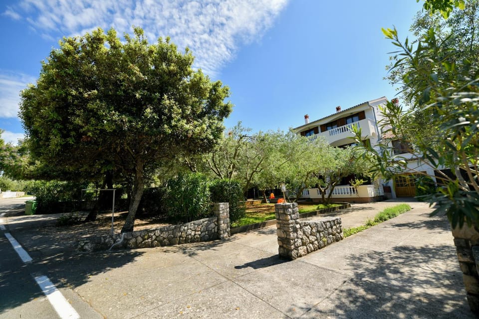 Facade/entrance, Natural landscape, Garden