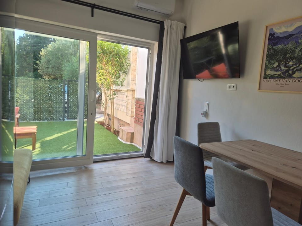 Garden, TV and multimedia, View (from property/room), Living room, Dining area