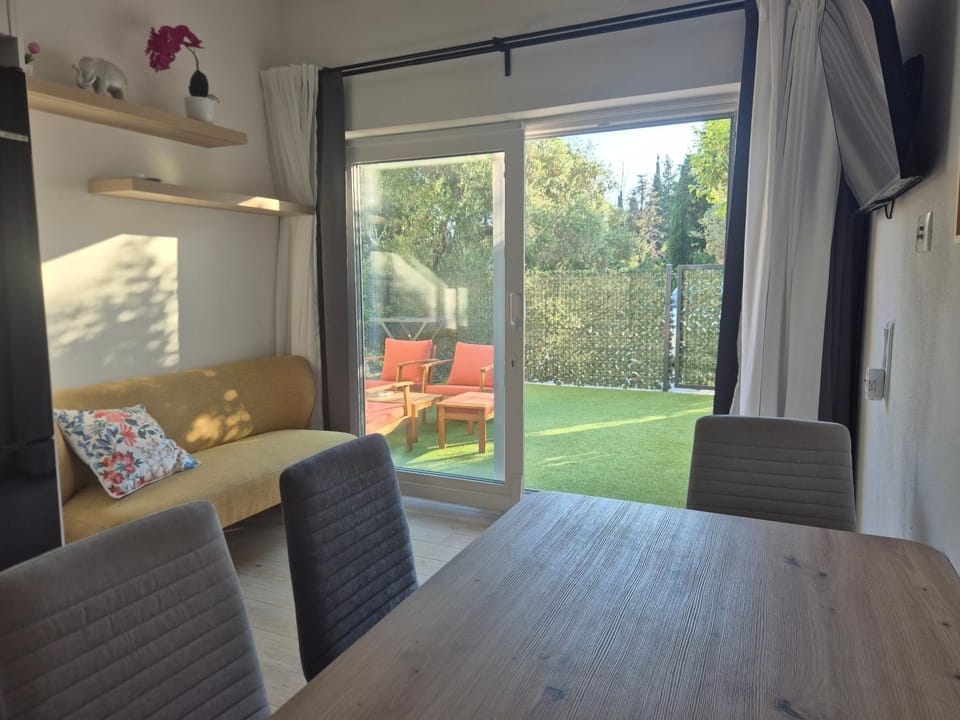 Garden, View (from property/room), Living room, Seating area, Dining area