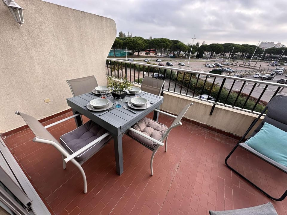 Appartement 2 pièces climatisé avec parking, terrasse - Port Camargue - FR-1-731-110 Apartment in Le Grau-du-Roi