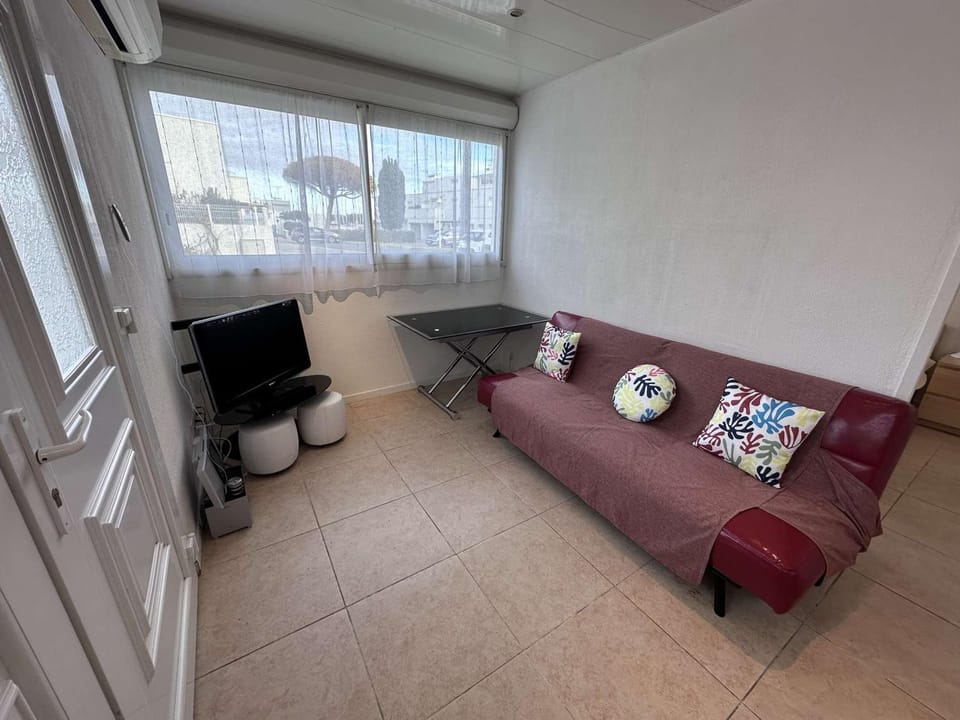 Charmant 2 Pièces avec terrasse et jardin clos, parking inclus - FR-1-731-109 Apartment in Le Grau-du-Roi