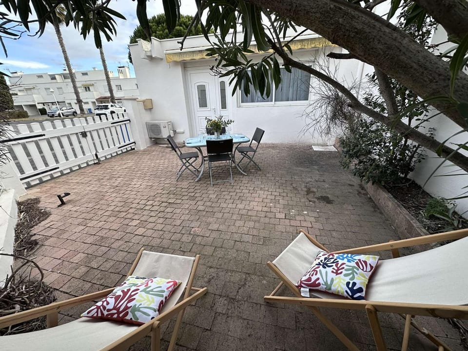 Charmant 2 Pièces avec terrasse et jardin clos, parking inclus - FR-1-731-109 Apartment in Le Grau-du-Roi