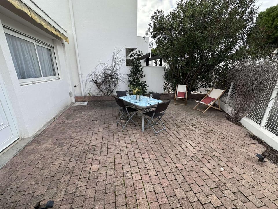Charmant 2 Pièces avec terrasse et jardin clos, parking inclus - FR-1-731-109 Apartment in Le Grau-du-Roi