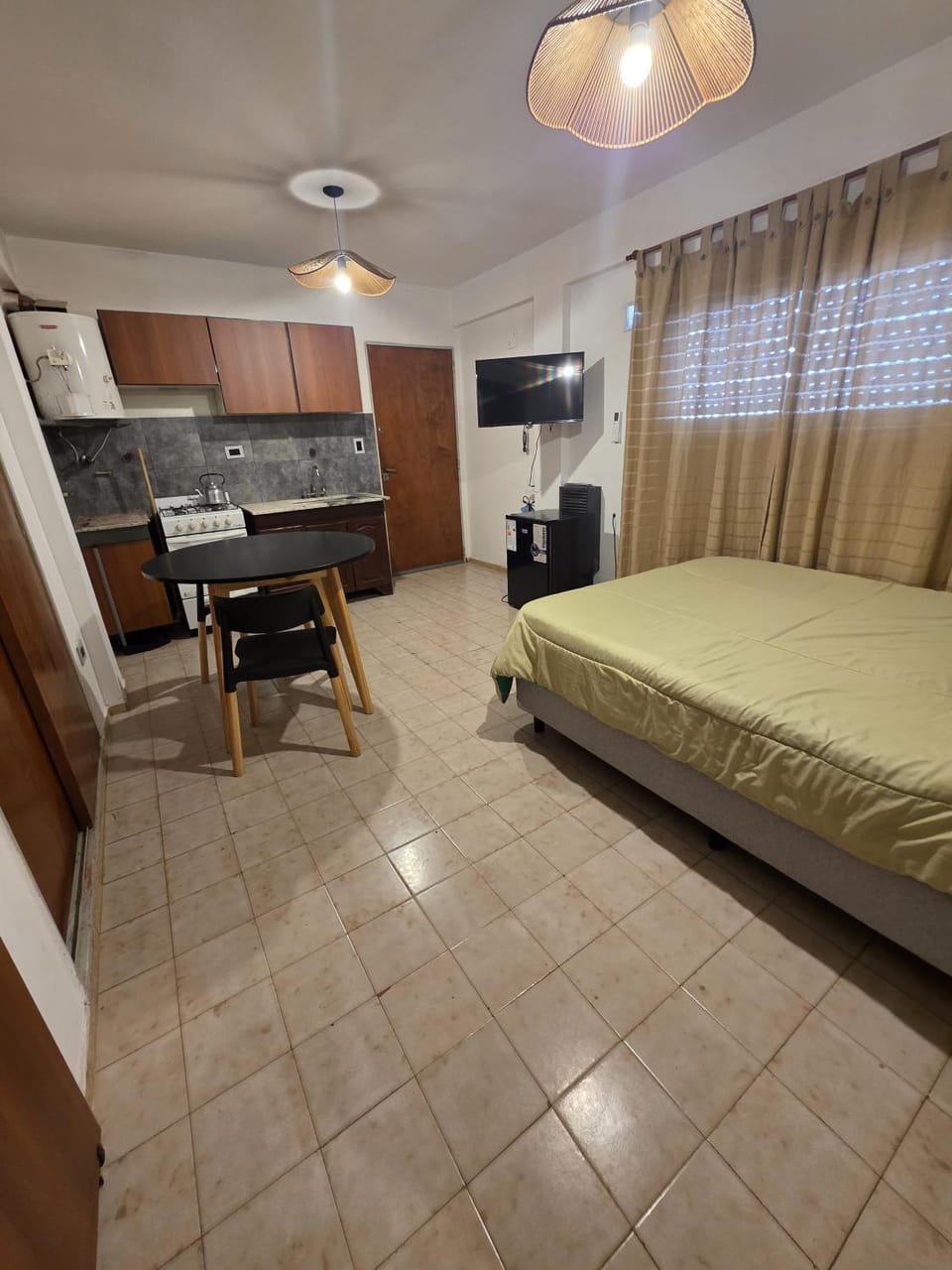 Bed, TV and multimedia, Kitchen or kitchenette, Photo of the whole room, Dining area, Bedroom, minibar