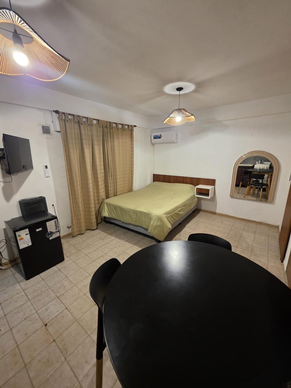 Bed, TV and multimedia, Photo of the whole room, Dining area, Bedroom, air conditioner