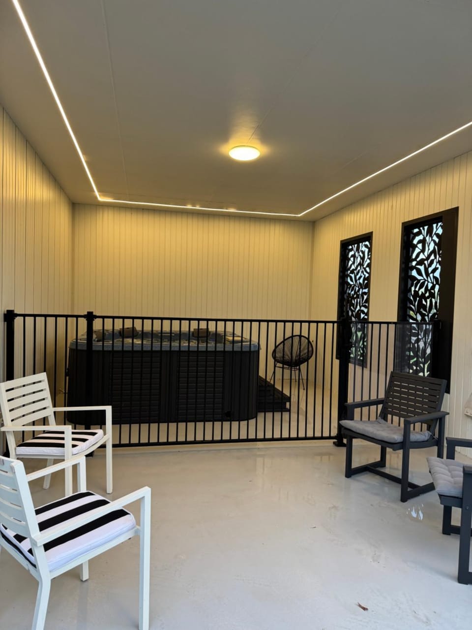 Coastal Sanctuary, Spa, EV friendly, Pet Firendly with Fireplace, wood provided Just 50m to Kilcunda Beach and 100m to the Ocean View Hotel The Sticks and Copper Door Kitchen Accessibility Friendly House in Kilcunda
