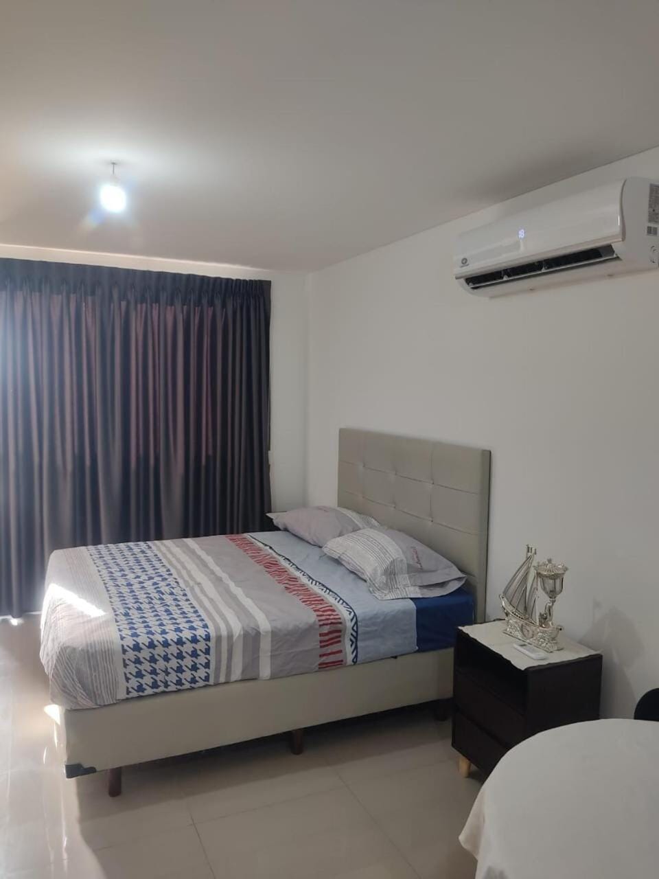 Bed, Photo of the whole room, Bedroom, City view, Landmark view, Street view, Quiet street view, furniture, heating, internet, air conditioner