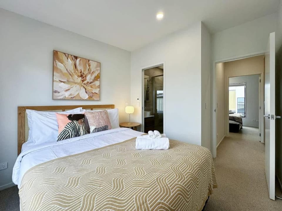 City Haven Retreat - Stylish 2BR Townhouse vs AC & Backyard House in Auckland