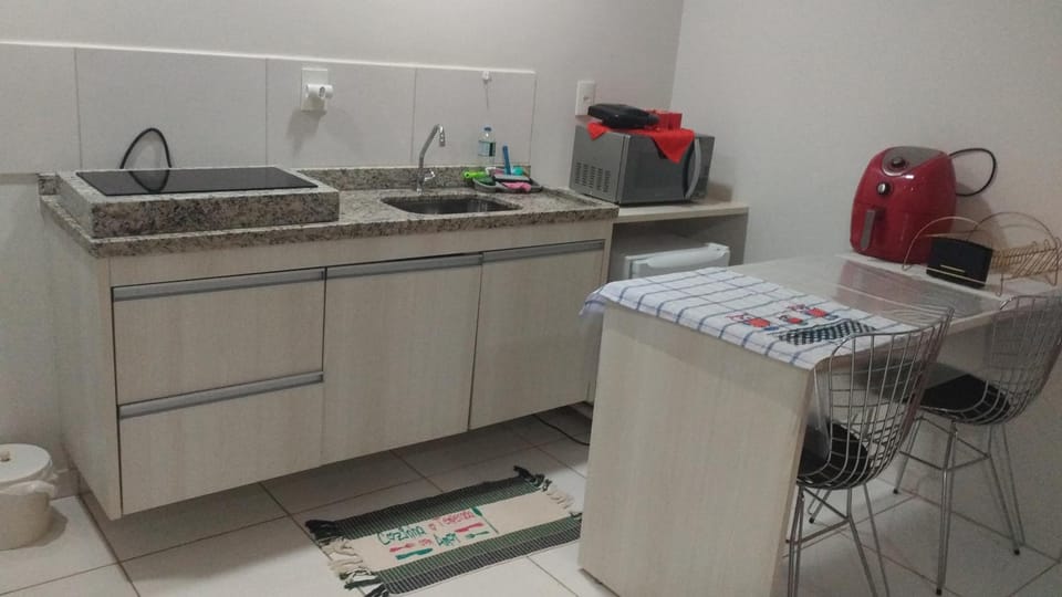 Kitchen or kitchenette, minibar, stove