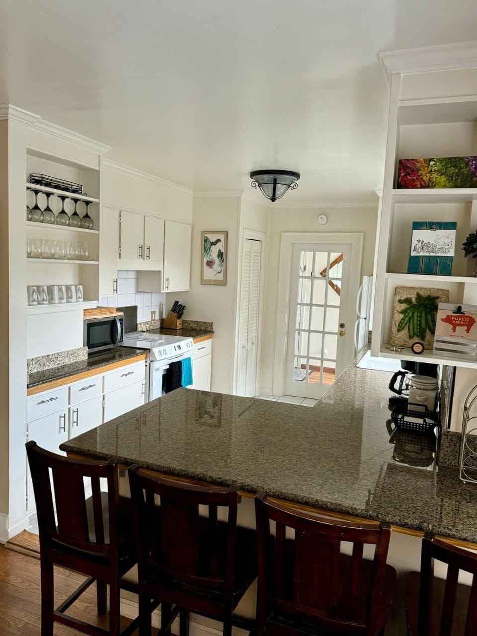 Kitchen or kitchenette, minibar