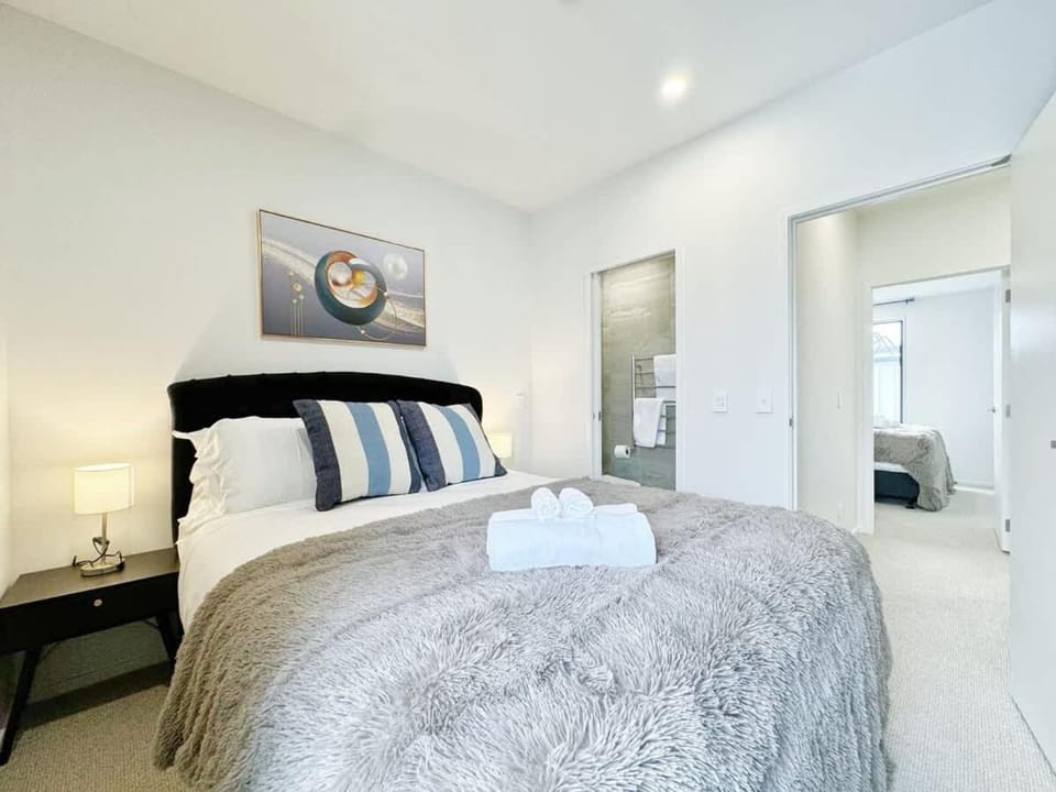 City & Ponsonby Center Side 2 BDR Townhouse vs AC House in Auckland
