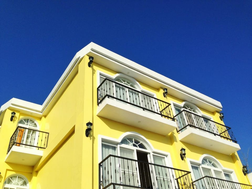 Property building, Nearby landmark, Facade/entrance, Property logo or sign, Balcony/Terrace