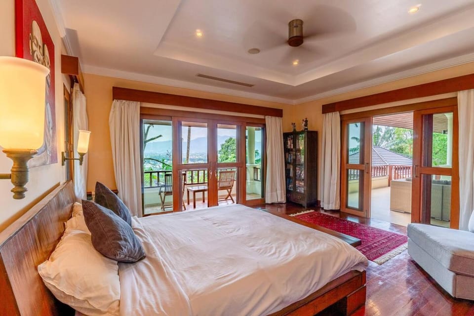 Bed, Photo of the whole room, Seating area, Bedroom