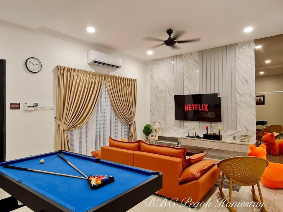 Communal lounge/ TV room, Billiard, TV and multimedia, Living room, Evening entertainment