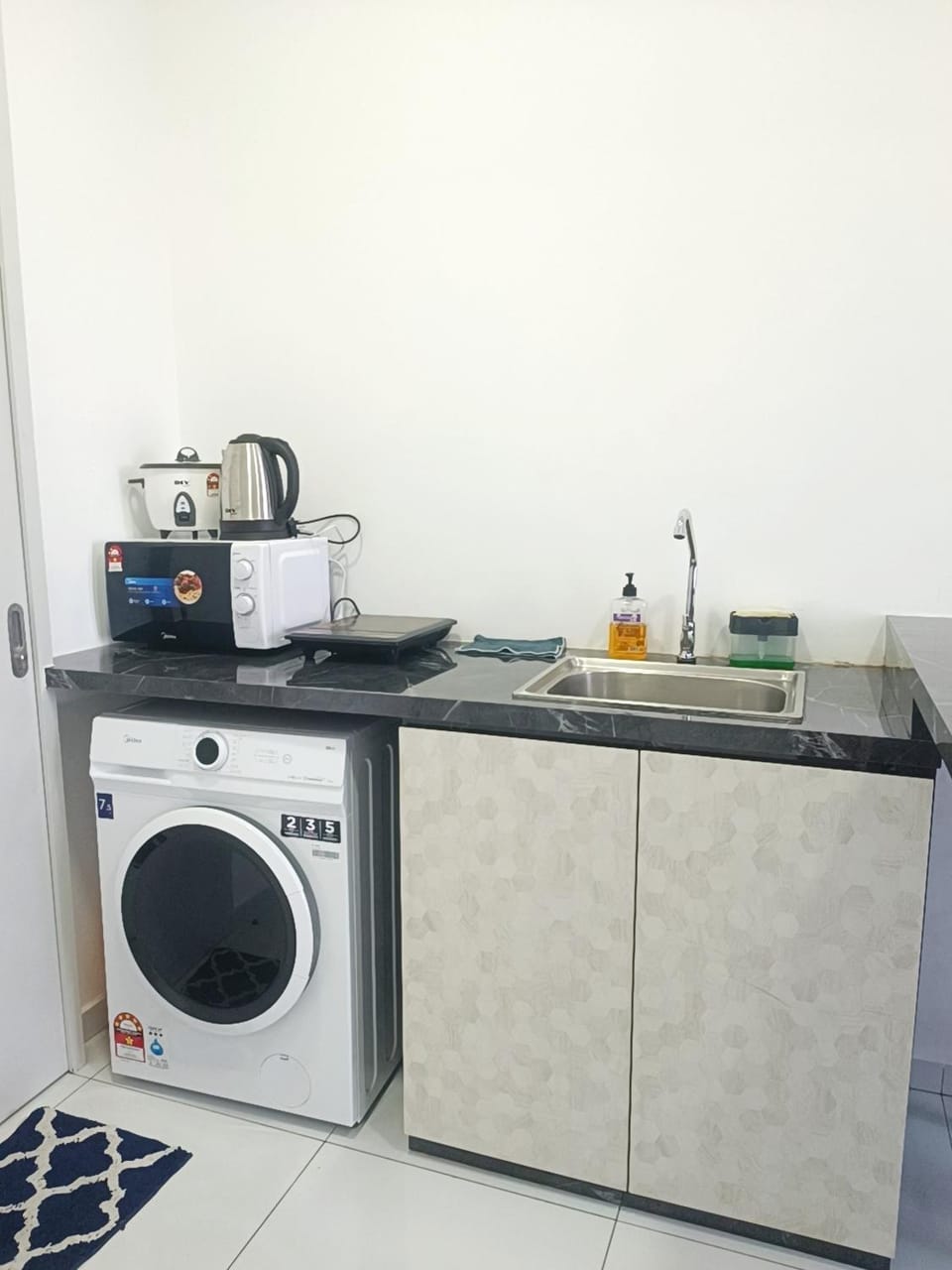 Kitchen or kitchenette, microwave, washing machine