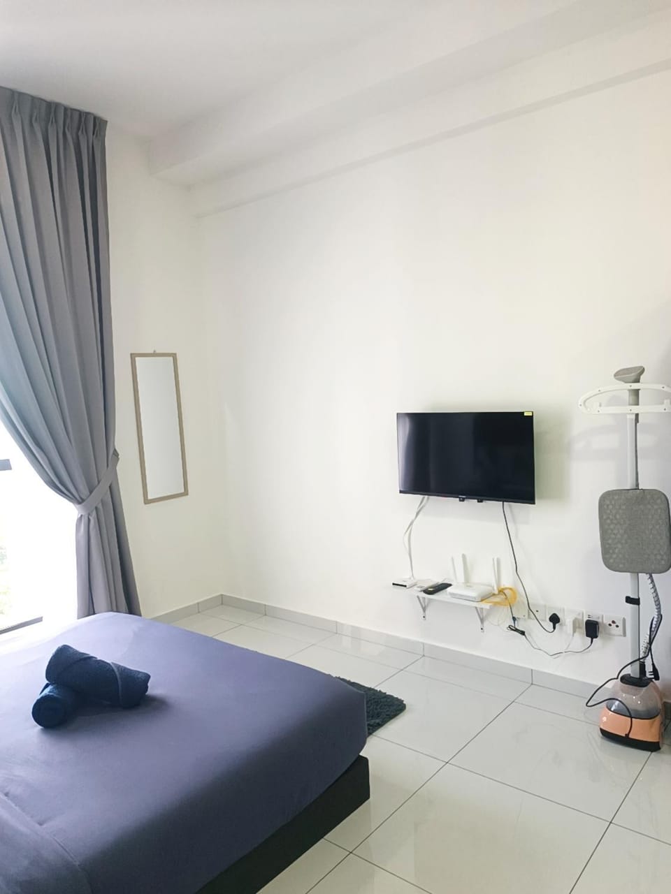 Bed, TV and multimedia, Photo of the whole room, Bedroom