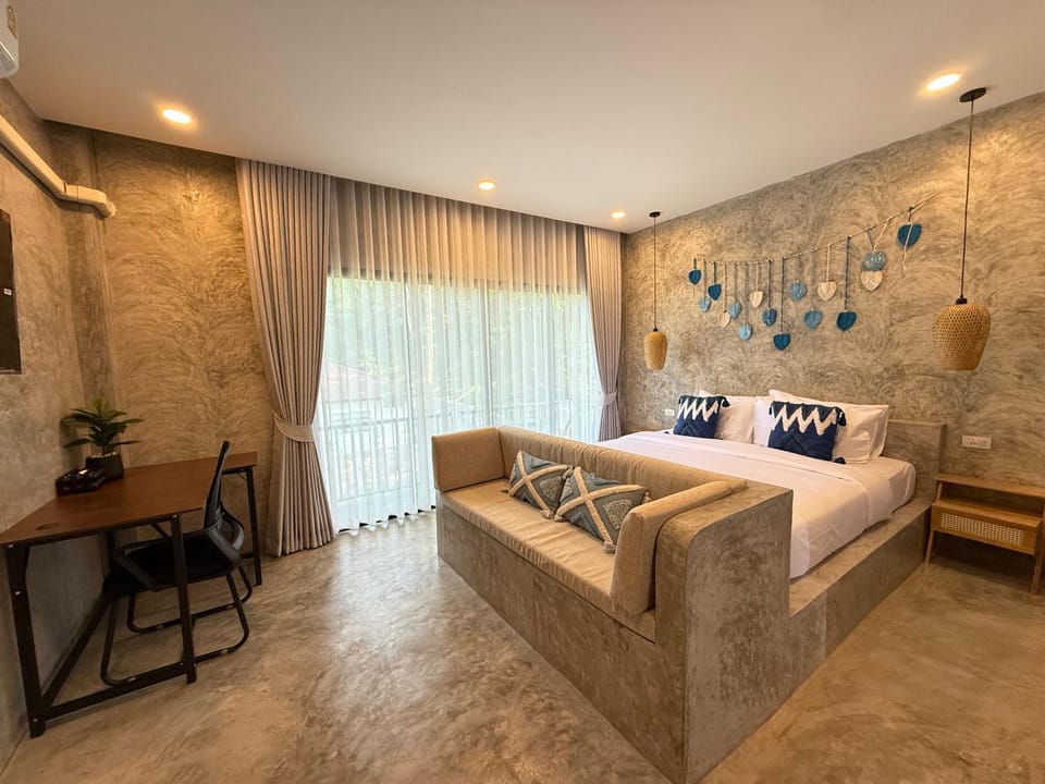 Bed, Photo of the whole room, Seating area, Bedroom