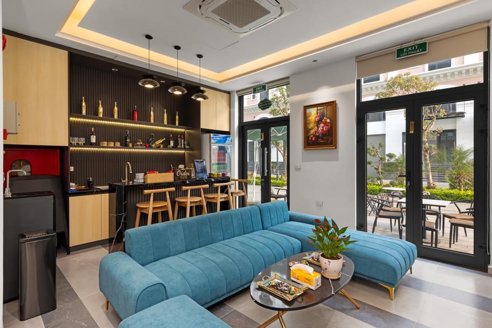 Coffee/tea facilities, Living room, Food and drinks, Seating area, Drinks