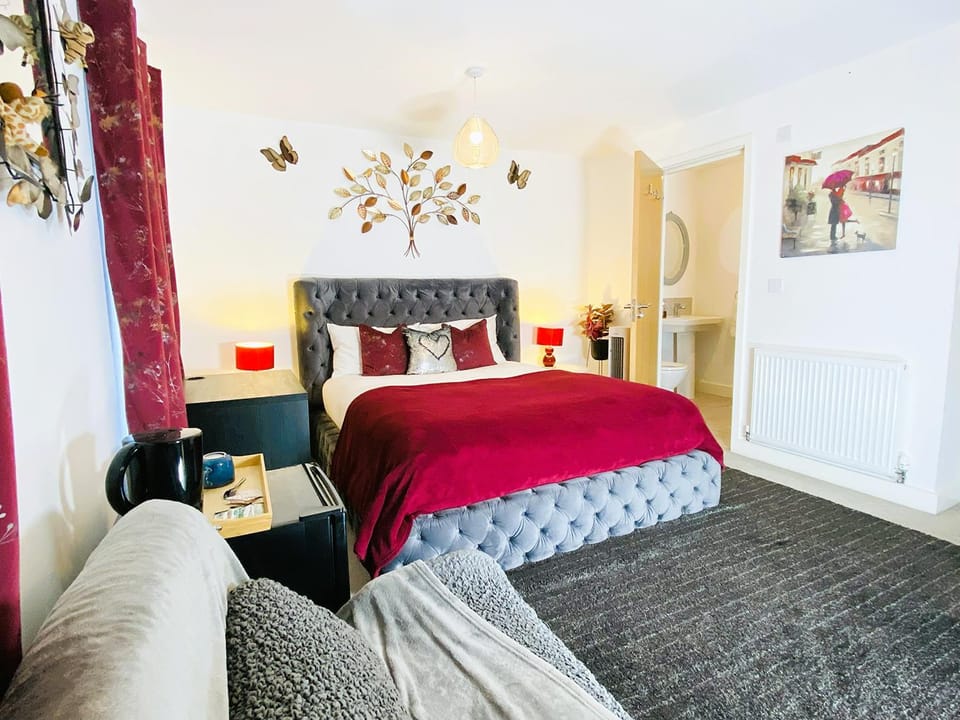 Bed, Photo of the whole room, Bedroom