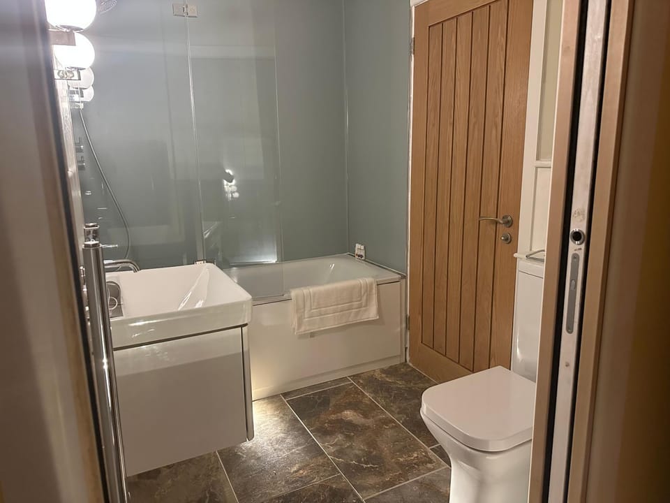 Shower, Toilet, Bath, towels