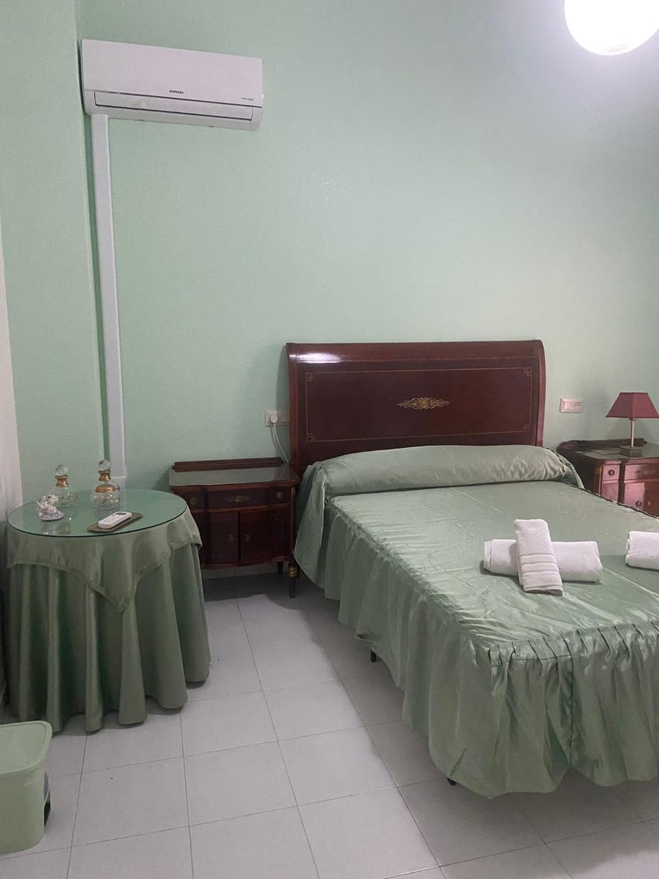 Preciosas habitaciones dobles con aire acondicionado y terraza en zona Capuchinos cerca del centro de Málaga Vacation rental in Malaga