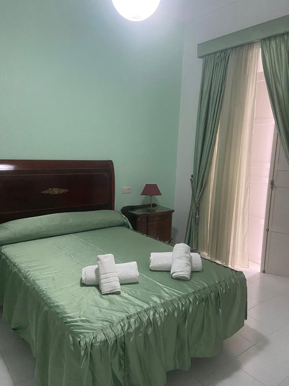 Preciosas habitaciones dobles con aire acondicionado y terraza en zona Capuchinos cerca del centro de Málaga Vacation rental in Malaga