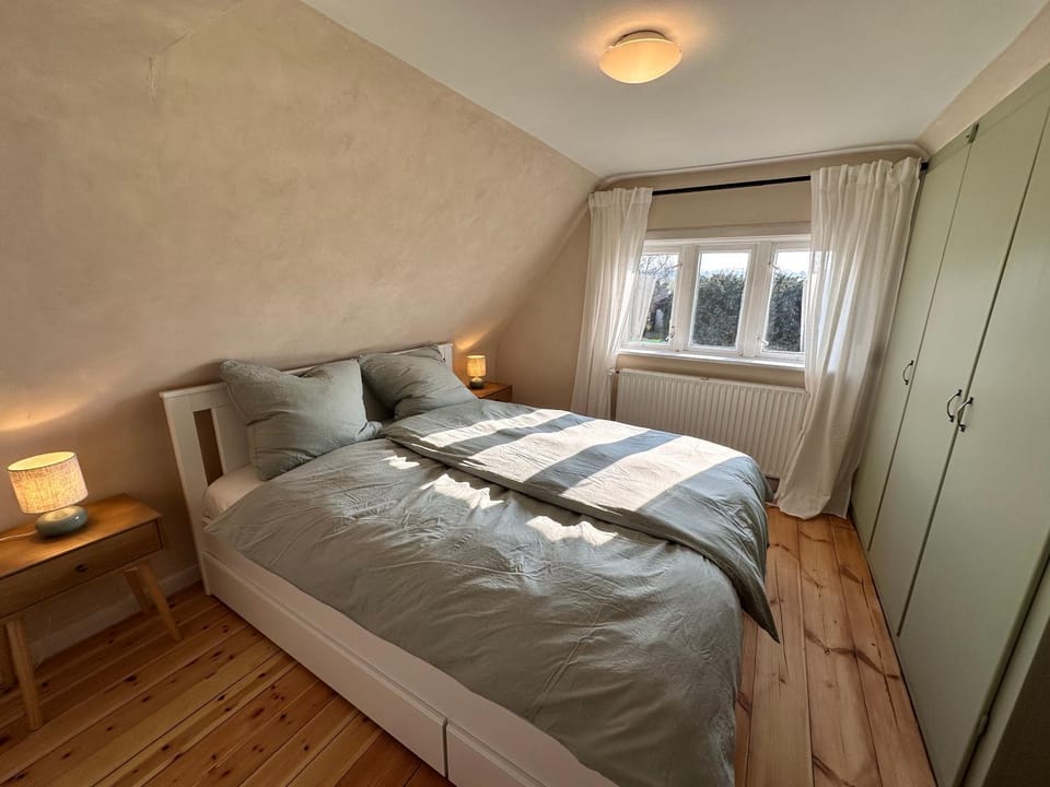 Bed, Photo of the whole room, Bedroom, wardrobe