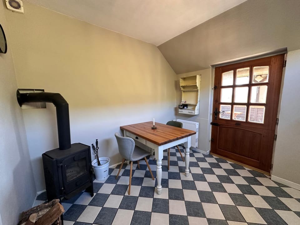 Kitchen or kitchenette, Dining area, pet friendly, stove
