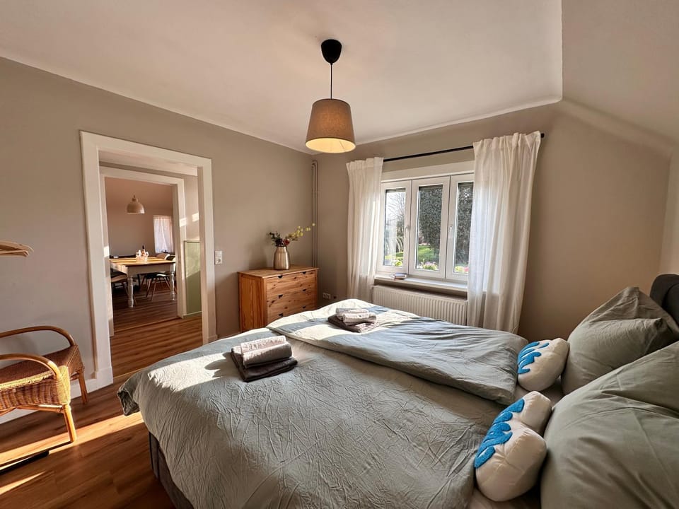 Bed, Photo of the whole room, Bedroom, towels