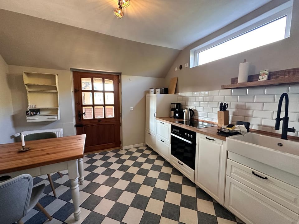 Coffee/tea facilities, Kitchen or kitchenette, Dining area, dishwasher, oven, pet friendly, stove, toaster