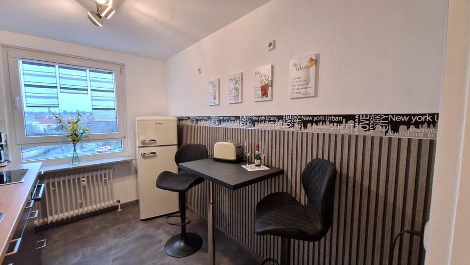Kitchen or kitchenette, Seating area, Dining area