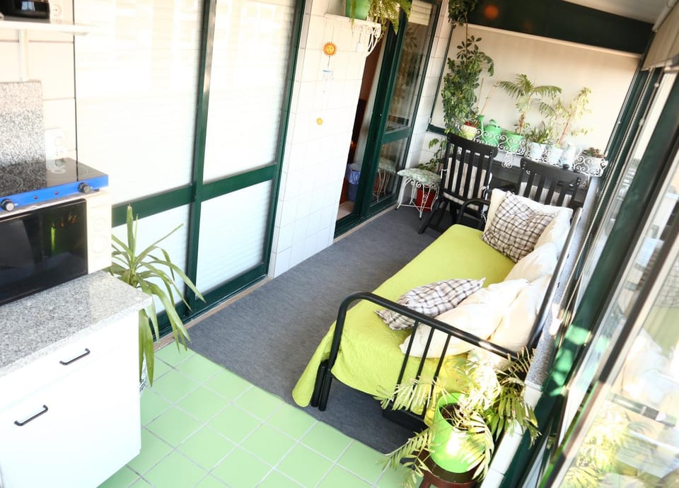 Kitchen or kitchenette, Decorative detail, Seating area, Dining area, Food