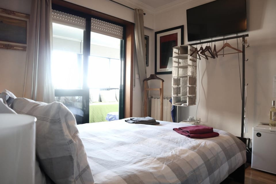 Bed, TV and multimedia, Photo of the whole room, Bedroom