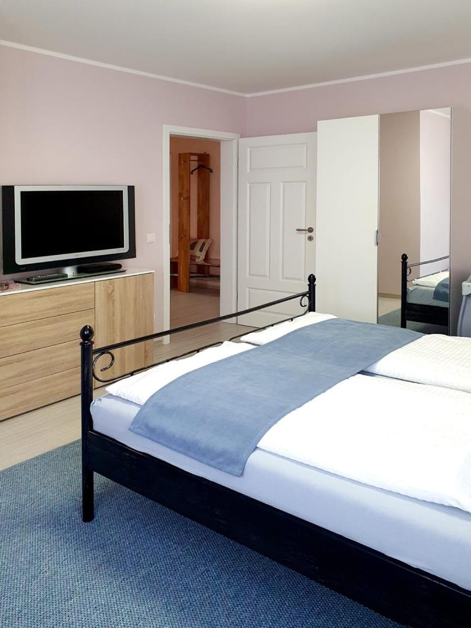 Bed, TV and multimedia, Bedroom, wardrobe
