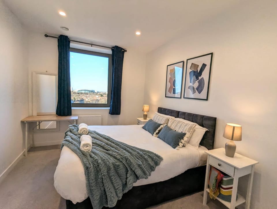 Bed, Photo of the whole room, Bedroom, hair dresser, towels
