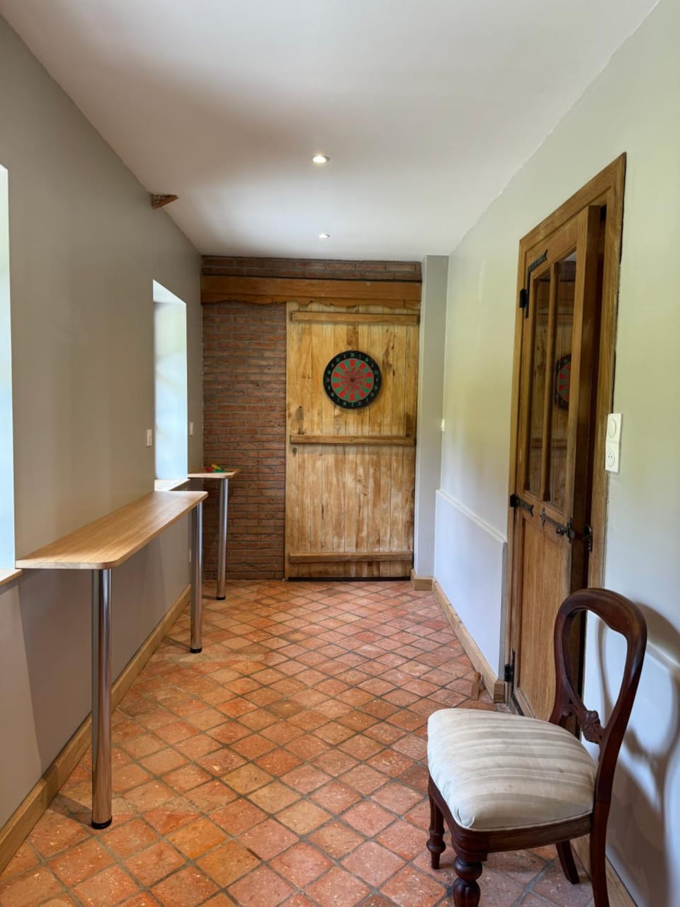 Darts, Seating area