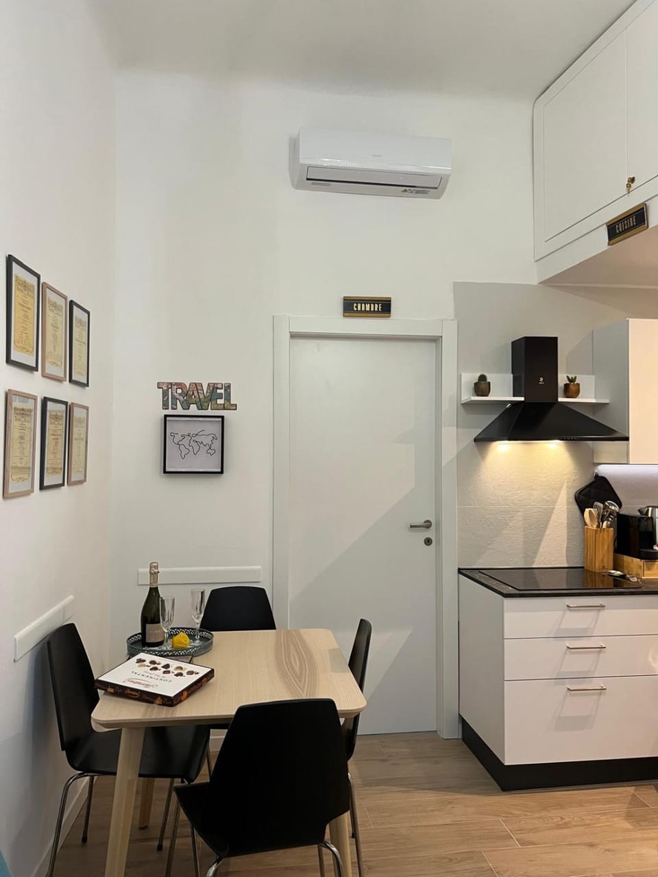 Kitchen or kitchenette, Dining area, air conditioner