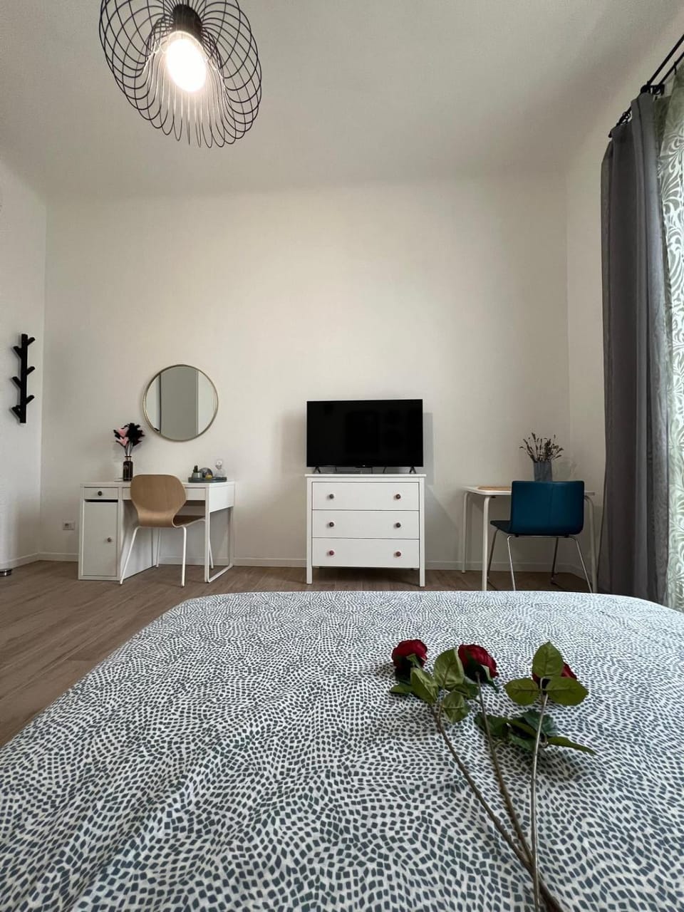Bed, Photo of the whole room, Seating area
