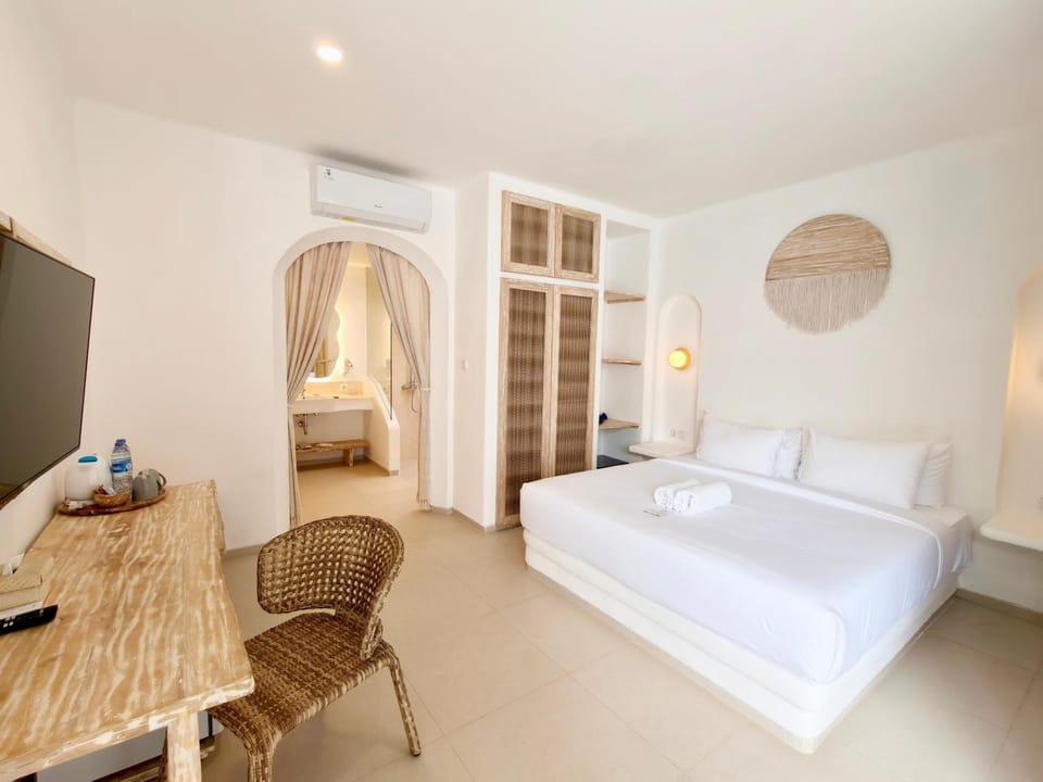 Bed, TV and multimedia, Seating area, Bedroom