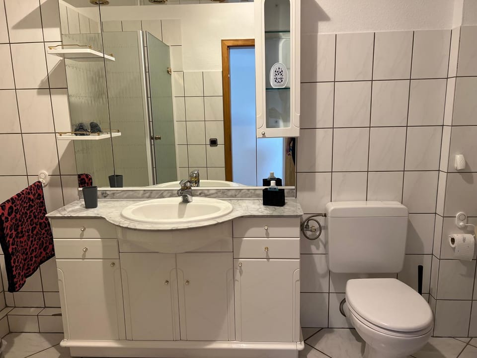 Shower, Toilet, Bathroom, towels