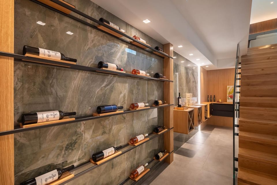 Kitchen or kitchenette, minibar