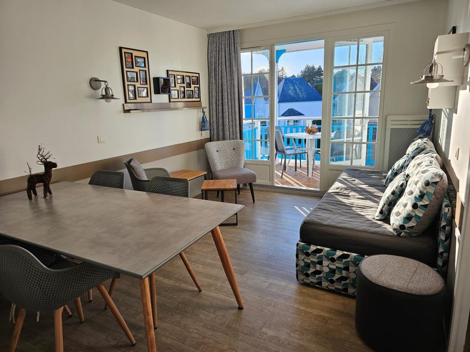 Bed, Balcony/Terrace, Living room, Dining area, Lake view
