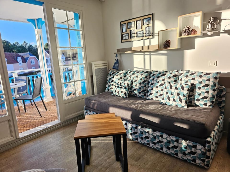 Bed, Balcony/Terrace, Living room, Lake view