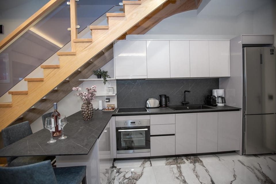 Coffee/tea facilities, Kitchen or kitchenette, dishwasher, oven, stove, toaster