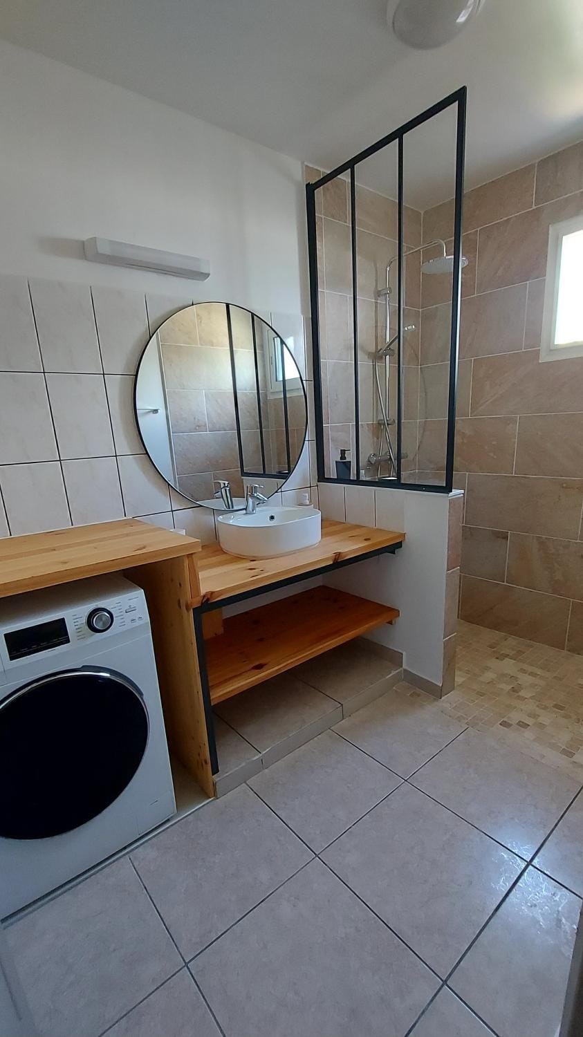 Bathroom, towels, washing machine
