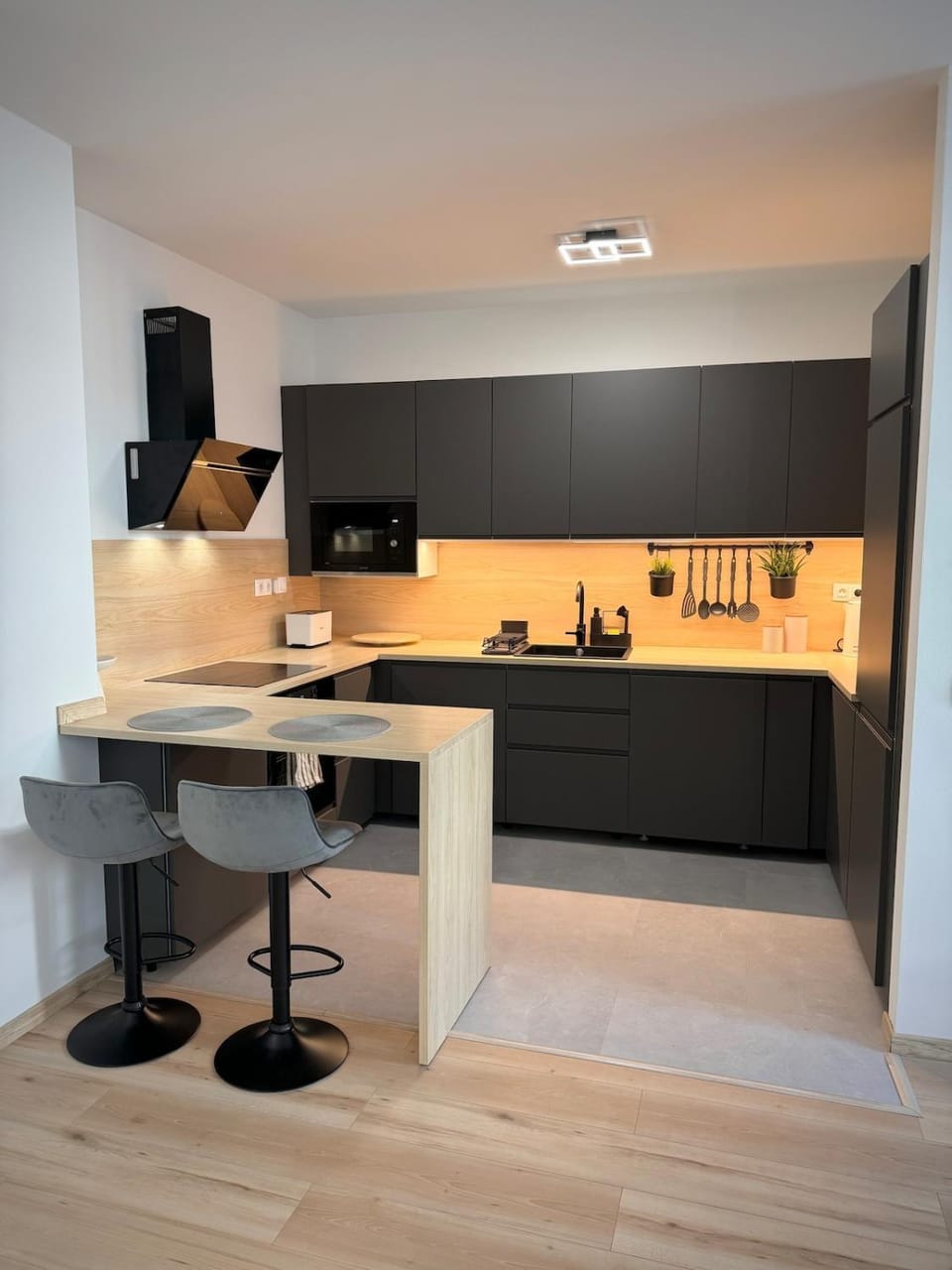 Coffee/tea facilities, Kitchen or kitchenette, Dining area, microwave, oven, stove, toaster