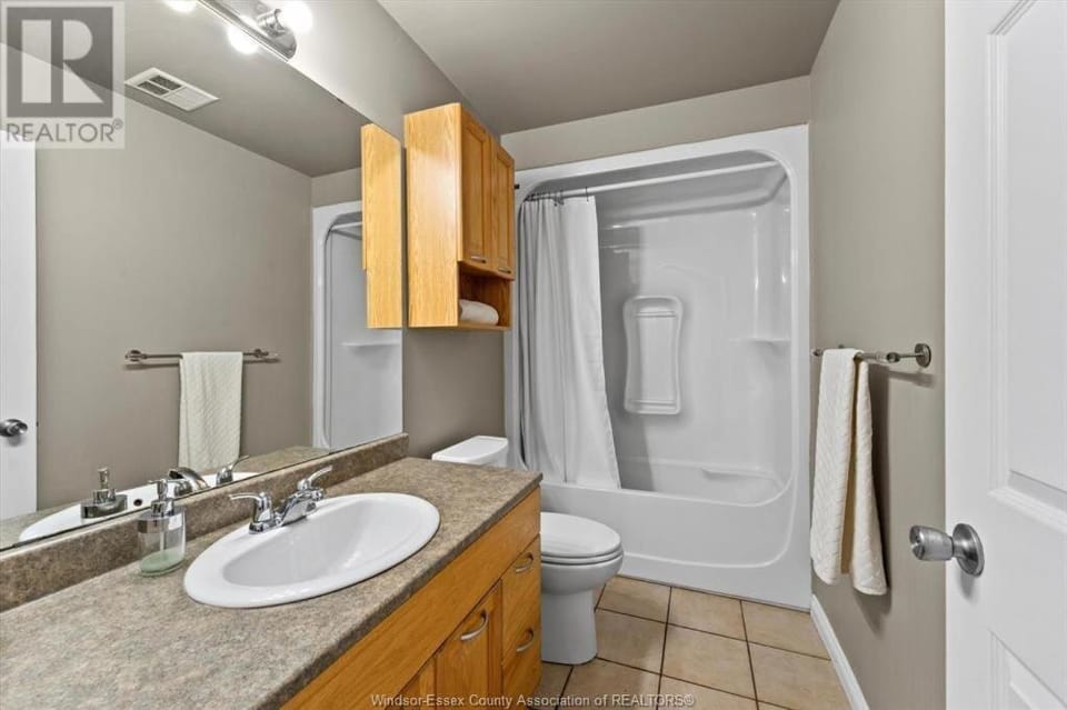 3 Bedroom basement unit with Free Parking WiFi House in Windsor