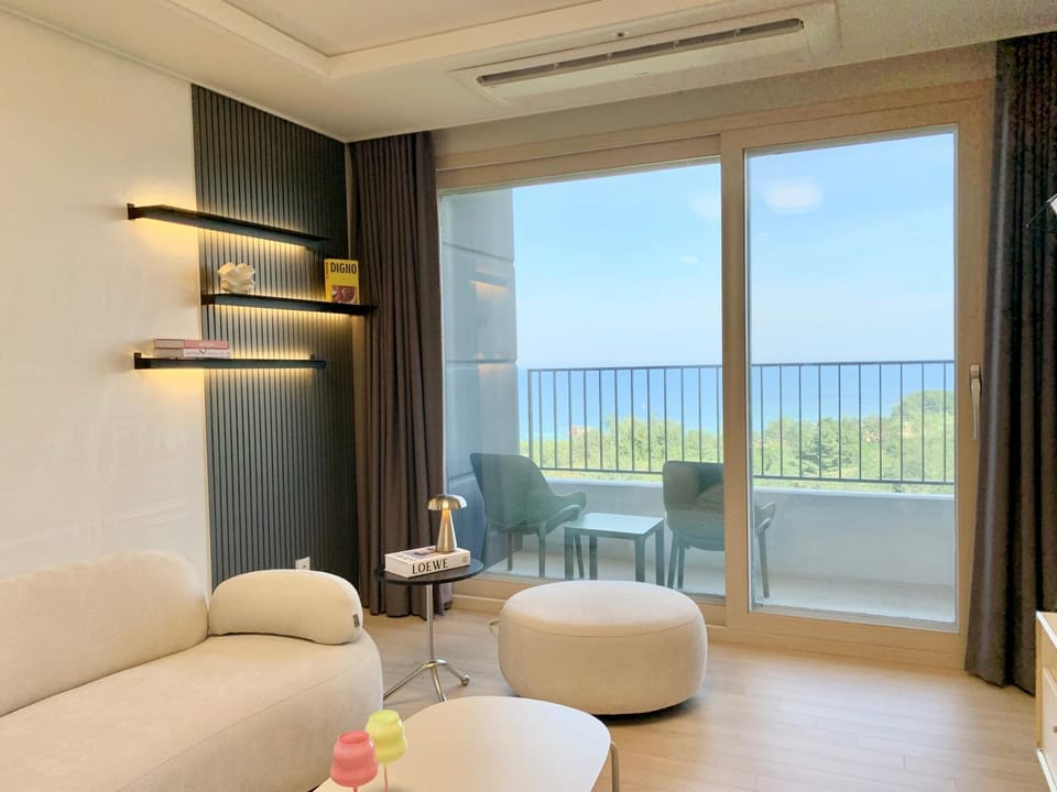Natural landscape, View (from property/room), Balcony/Terrace, Living room, Sea view