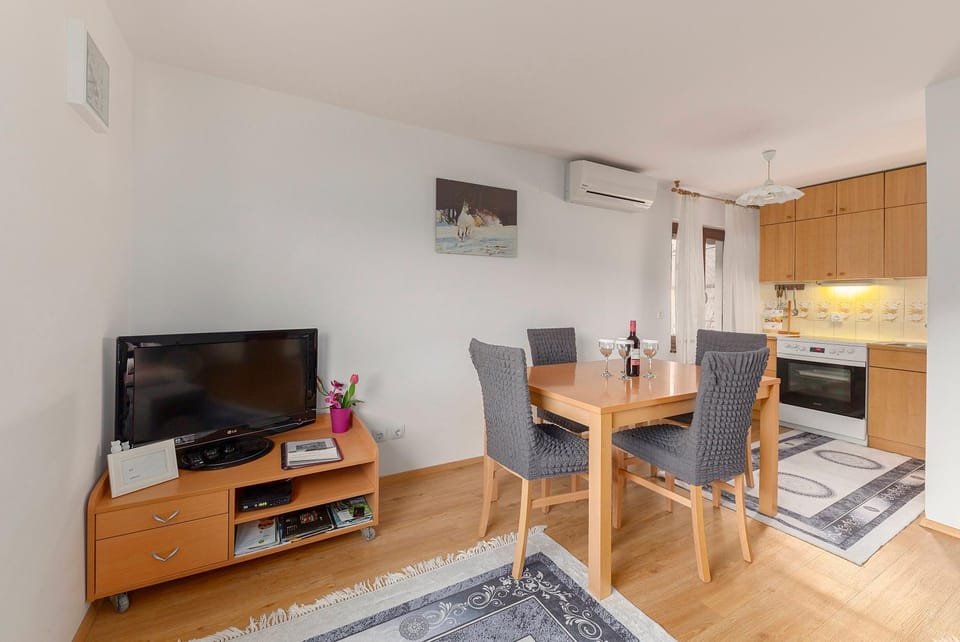 TV and multimedia, Kitchen or kitchenette, Living room